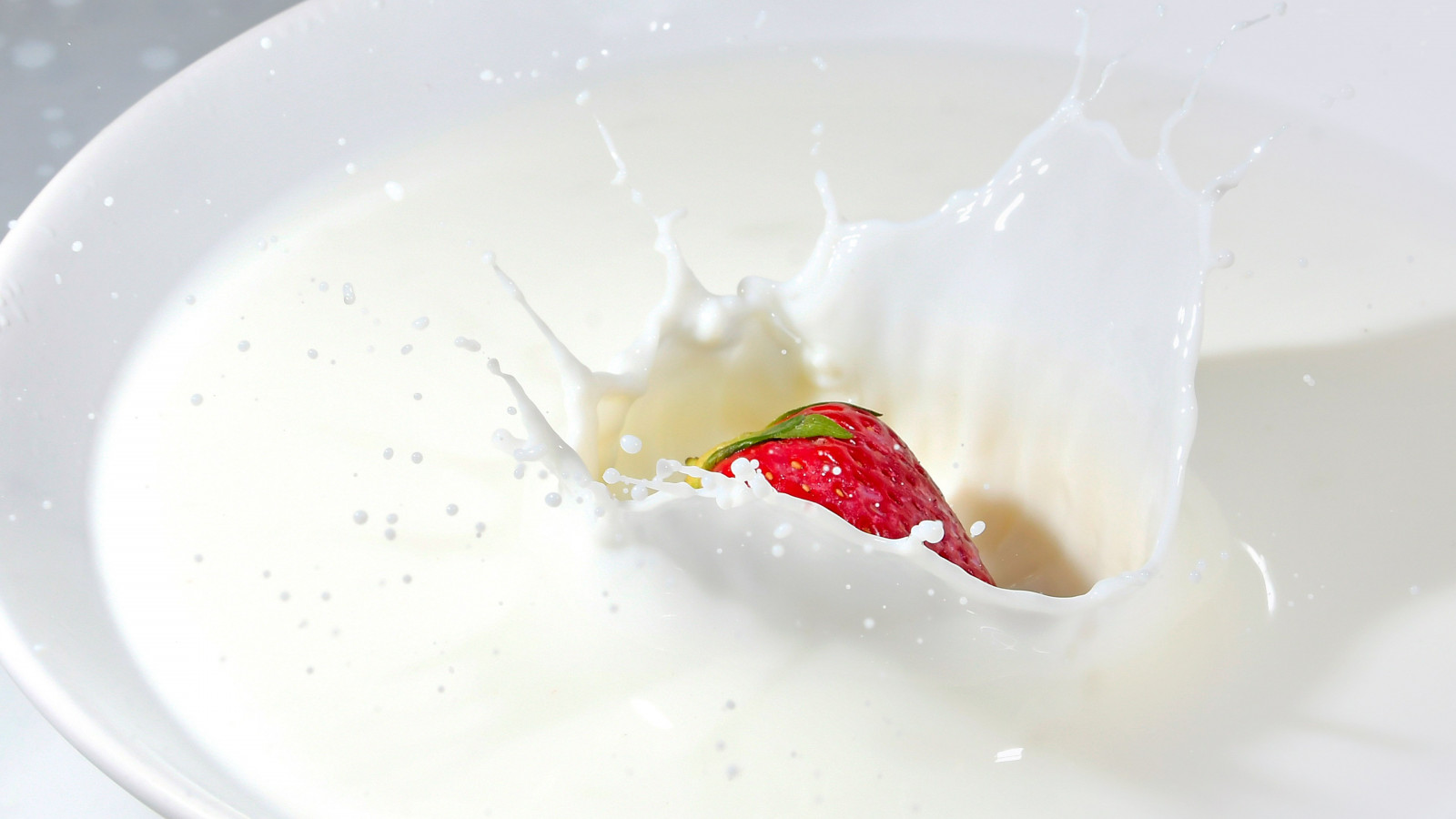 Strawberry splashing in milk wallpaper 1600x900