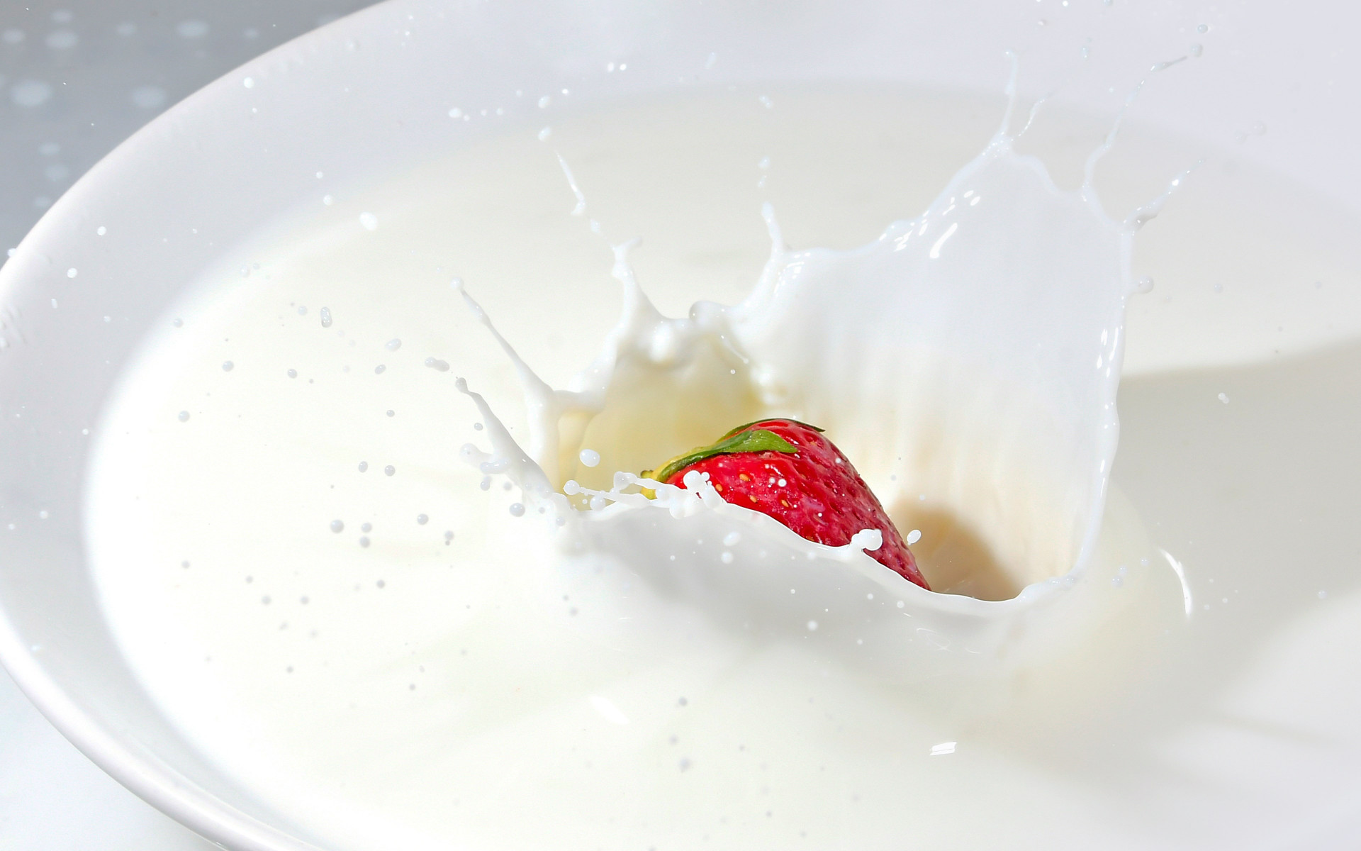 Strawberry splashing in milk wallpaper 1920x1200