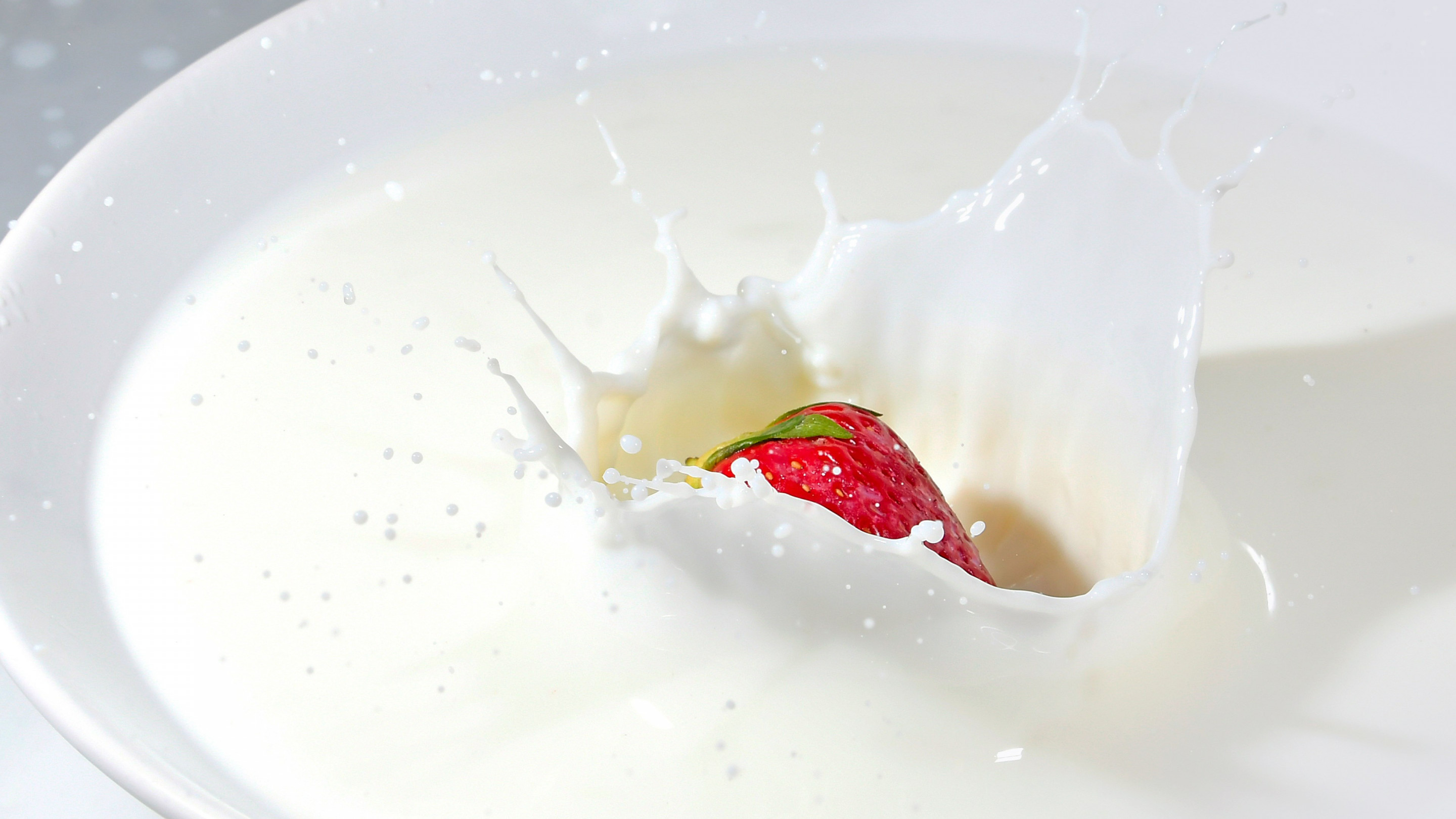 Strawberry splashing in milk wallpaper 2880x1620