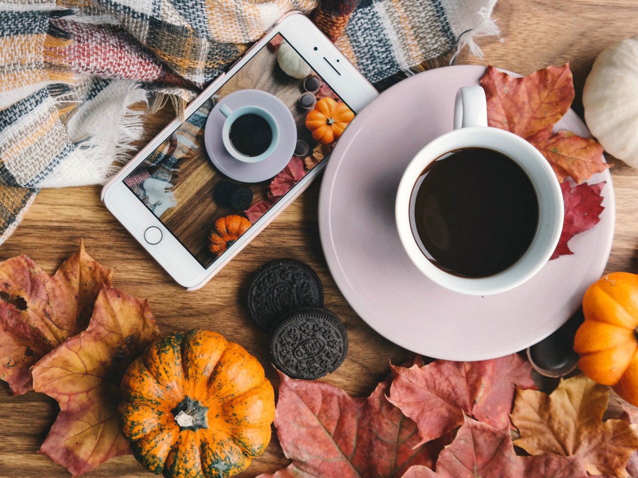 Autumn, coffee, pumpkins, leaves wallpaper 1280x960