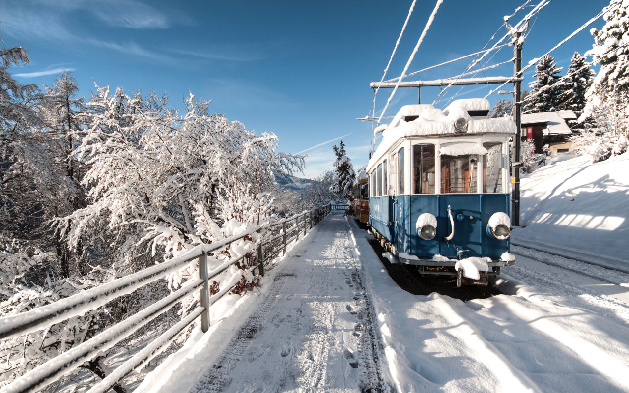 Old train covered with snow wallpaper 1280x800