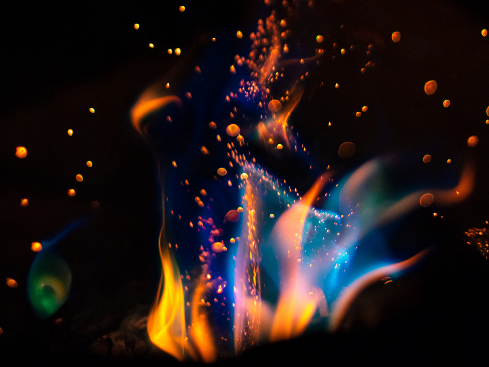Hot flames in darkness wallpaper 1600x1200