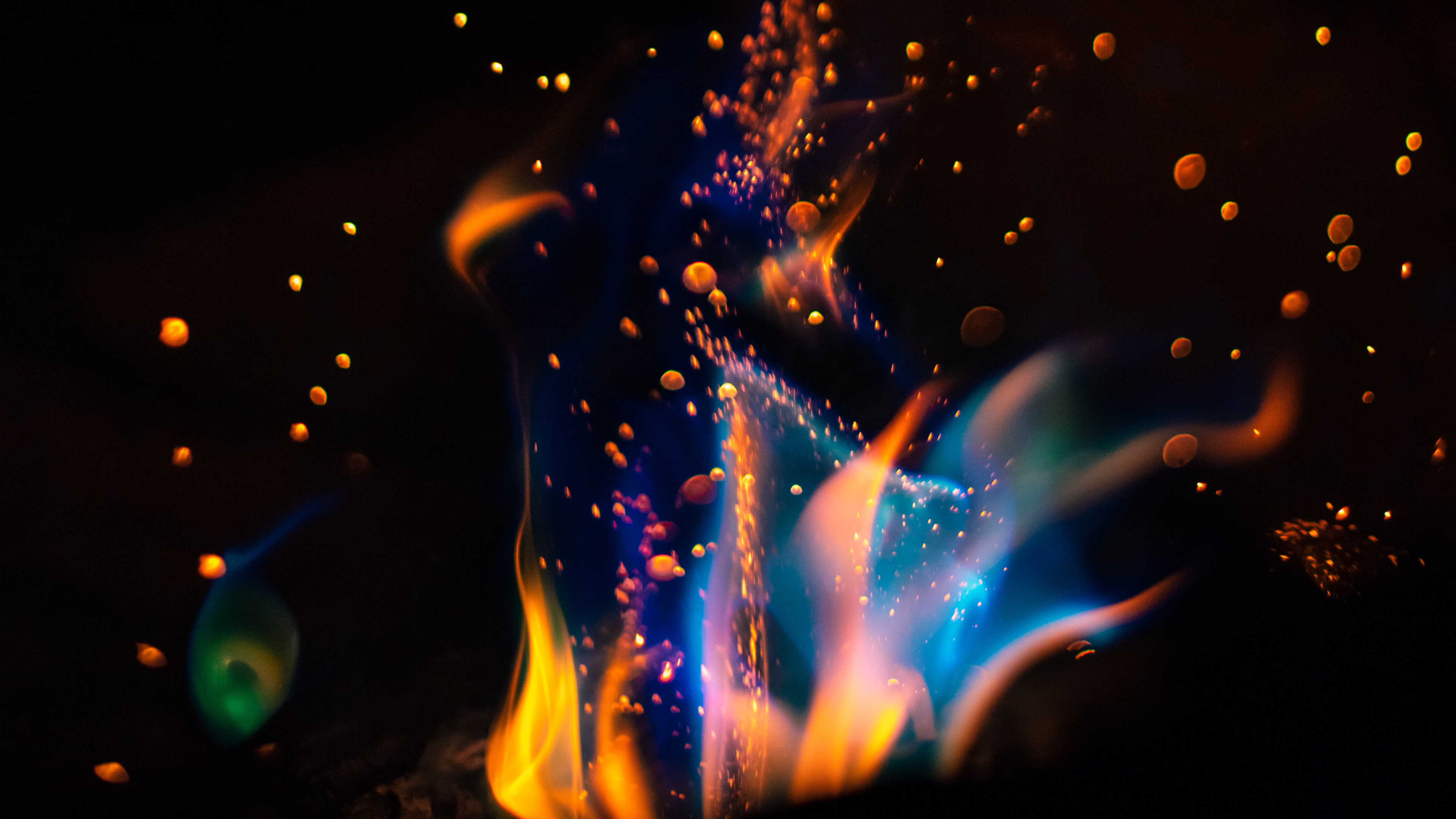 Hot flames in darkness wallpaper 3840x2160