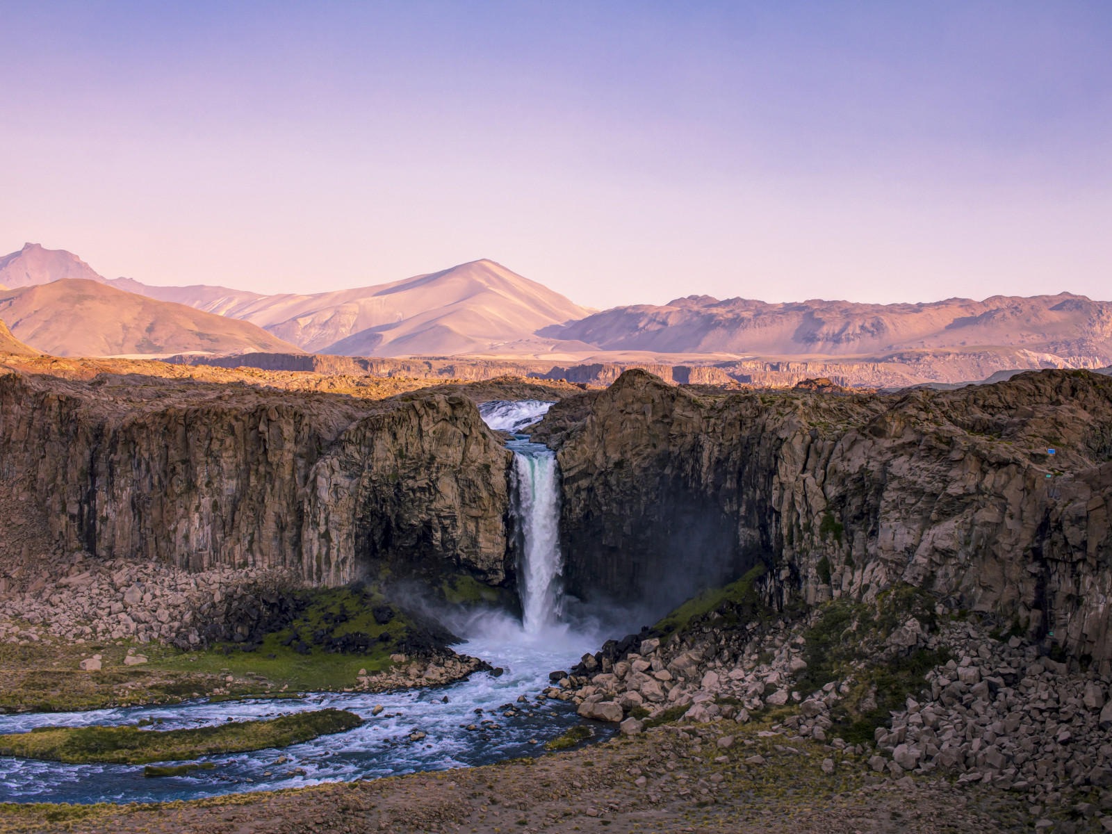 Super landscape and a big waterfall wallpaper 1280x960