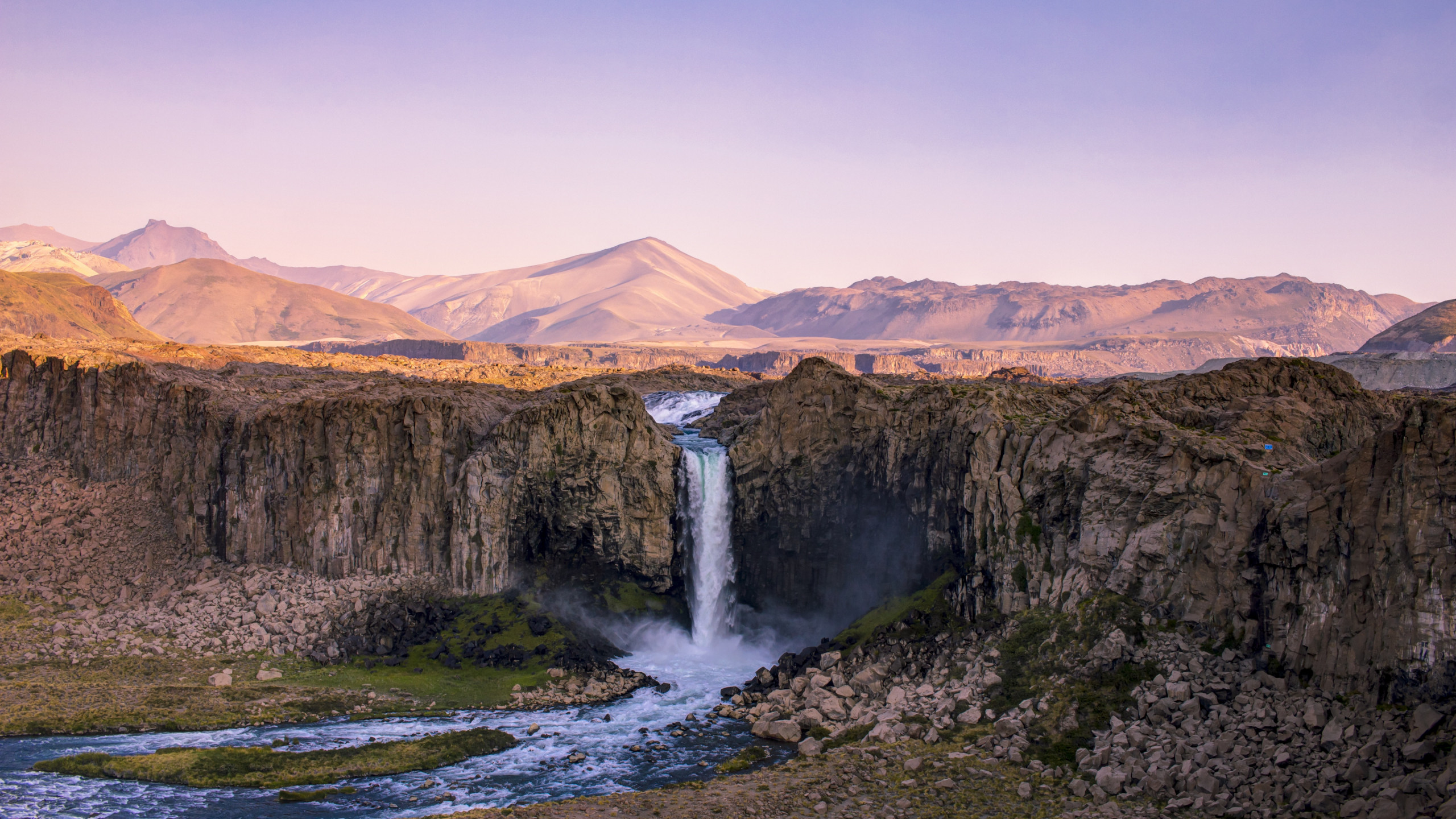 Super landscape and a big waterfall wallpaper 2560x1440