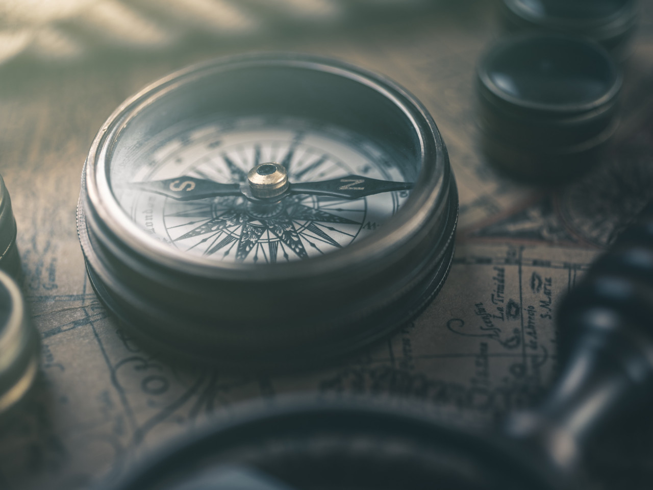Retro map and compass wallpaper 1280x960
