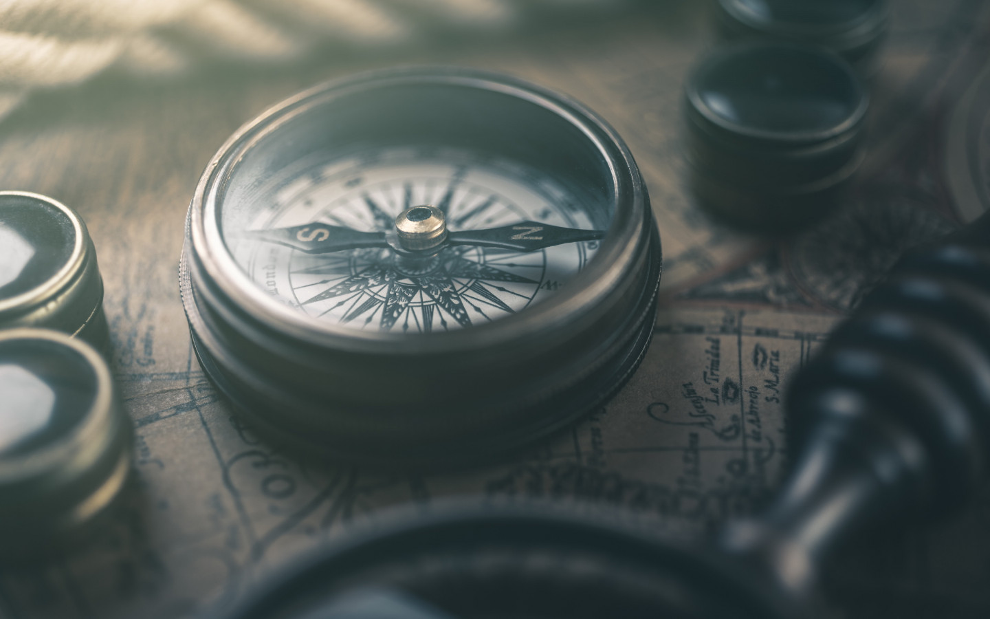 Retro map and compass wallpaper 1440x900