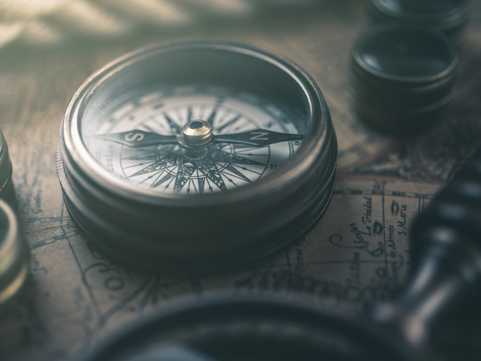 Retro map and compass wallpaper 1600x1200