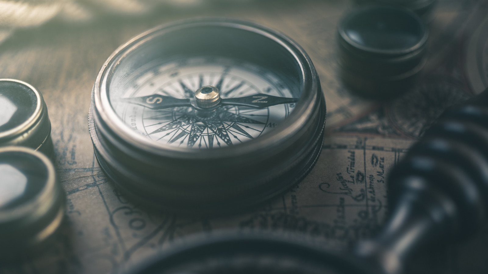 Retro map and compass wallpaper 1600x900
