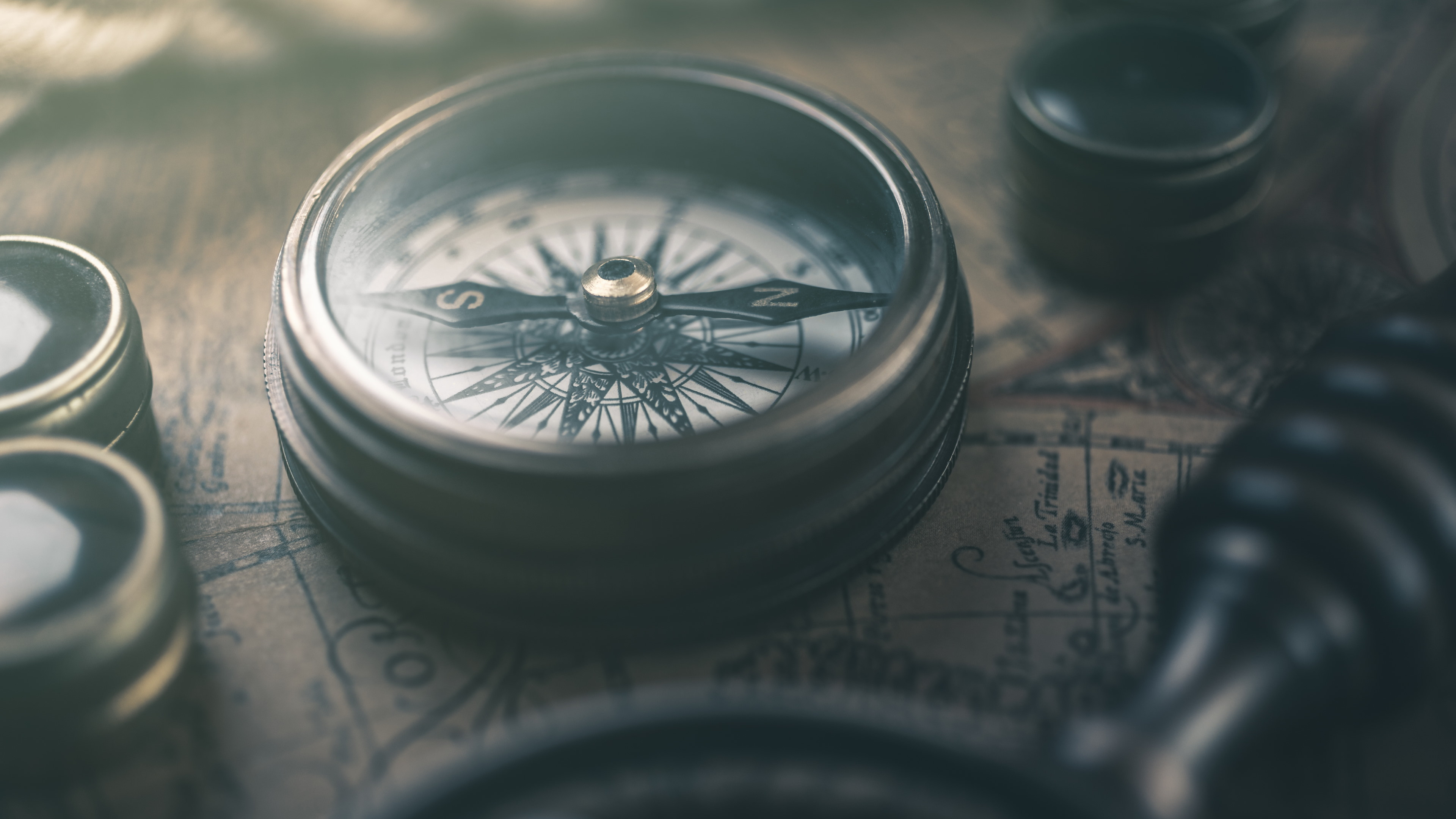 Retro map and compass wallpaper 3840x2160