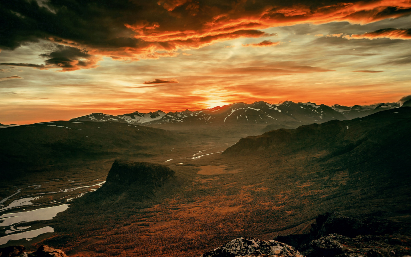 Hot sunset at the horizon wallpaper 1440x900