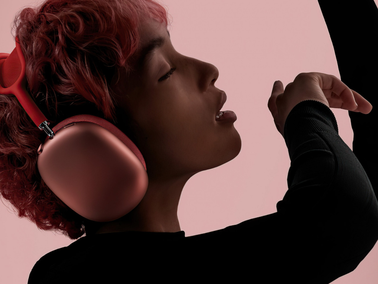 Lady with AirPods Max wallpaper 1280x960