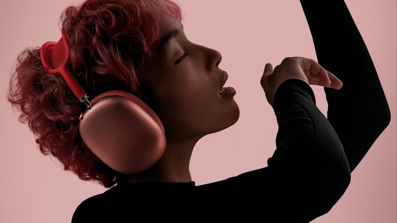 Lady with AirPods Max wallpaper 1366x768