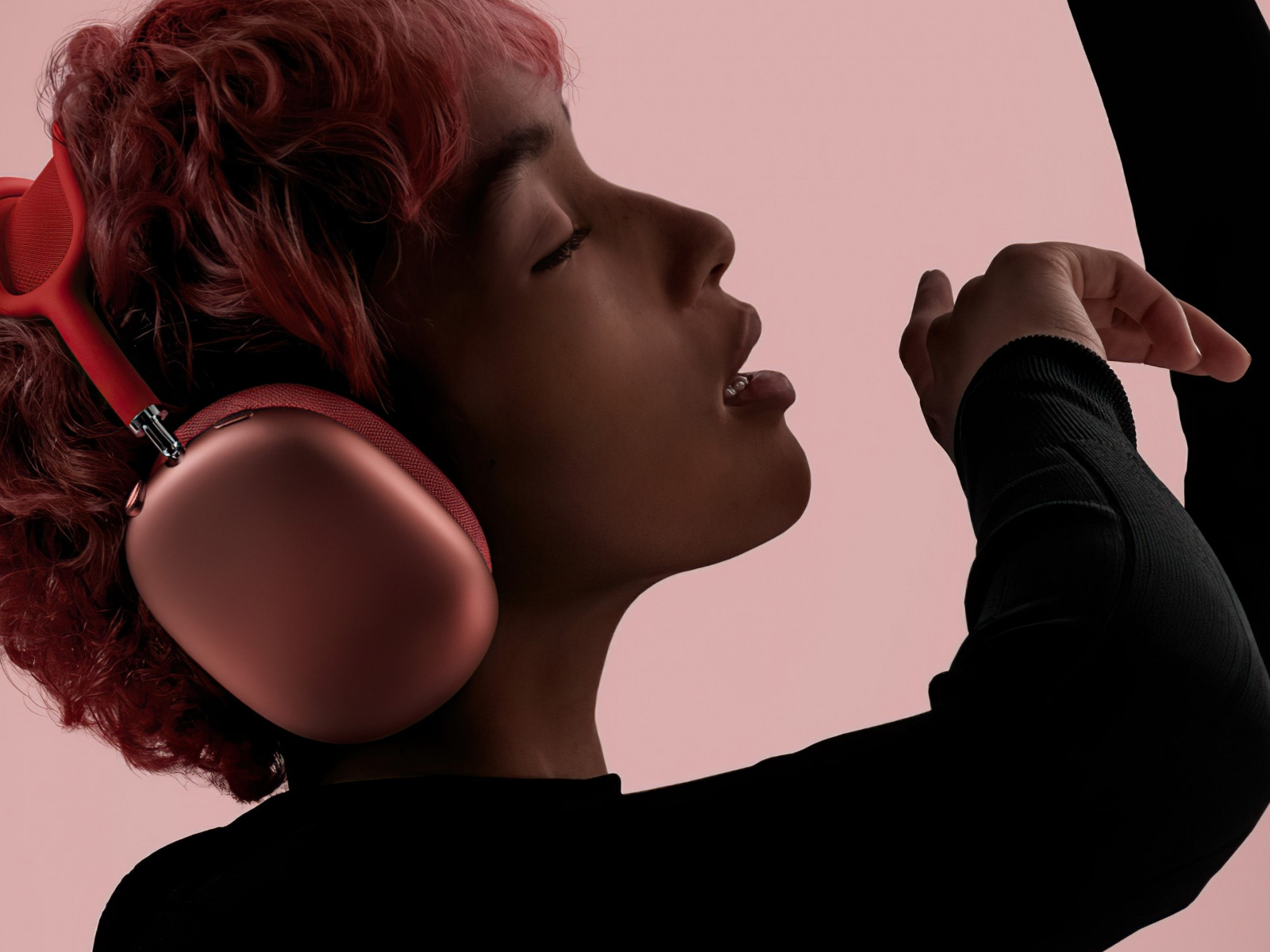 Lady with AirPods Max wallpaper 1600x1200