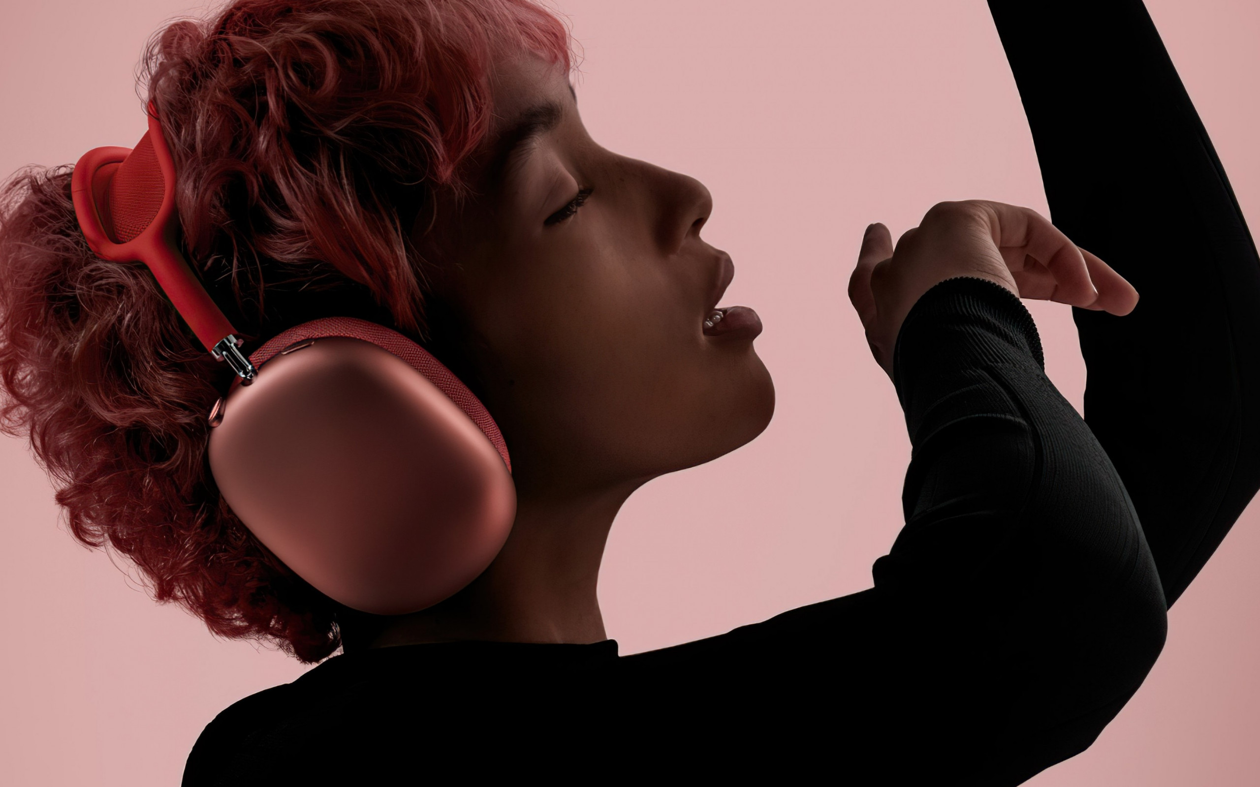 Lady with AirPods Max wallpaper 2560x1600