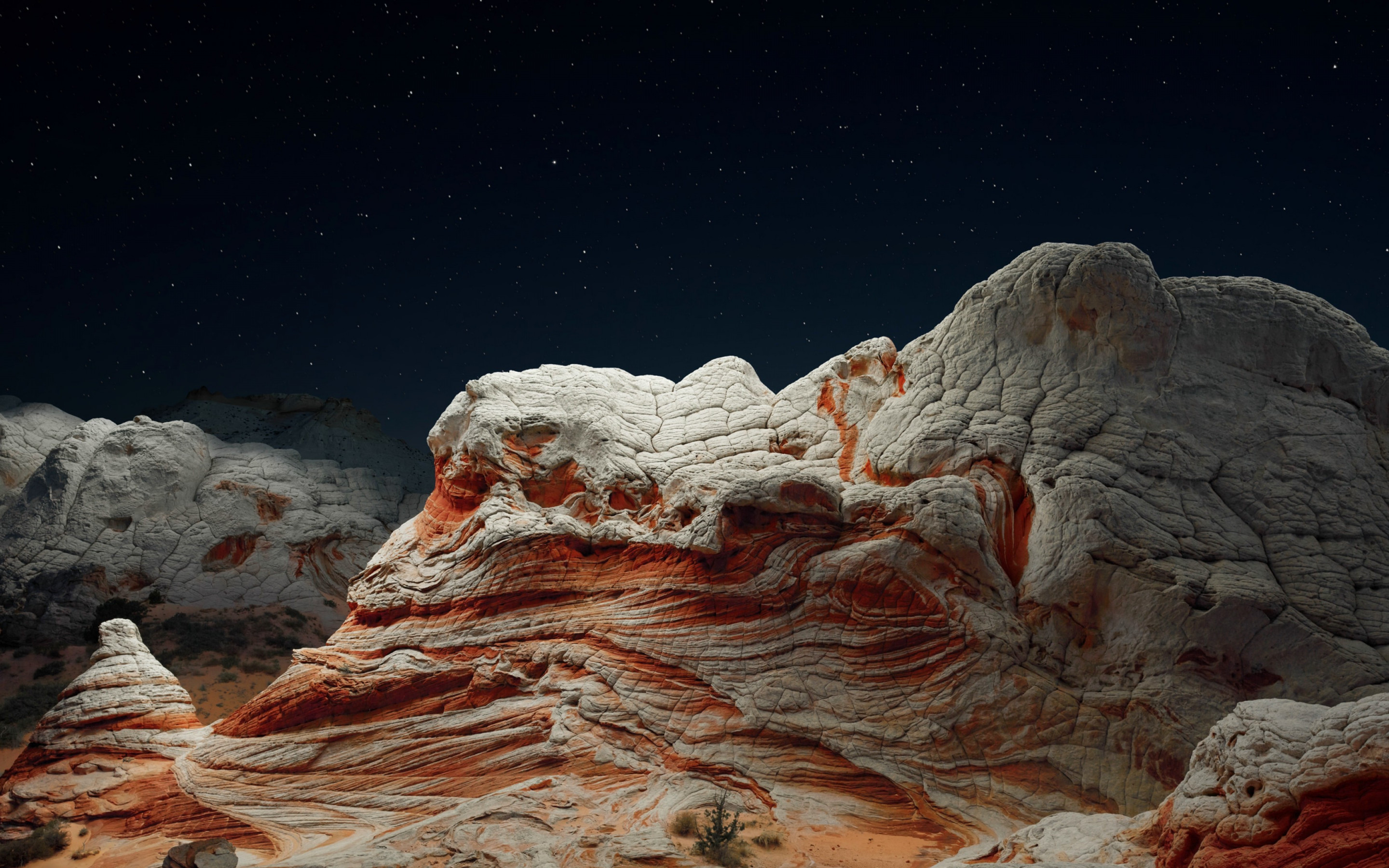 The night sky and desert valley wallpaper 2880x1800