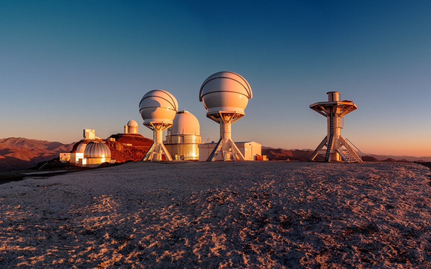 La Silla Observatory from Chilean Atacama Desert wallpaper 1440x900