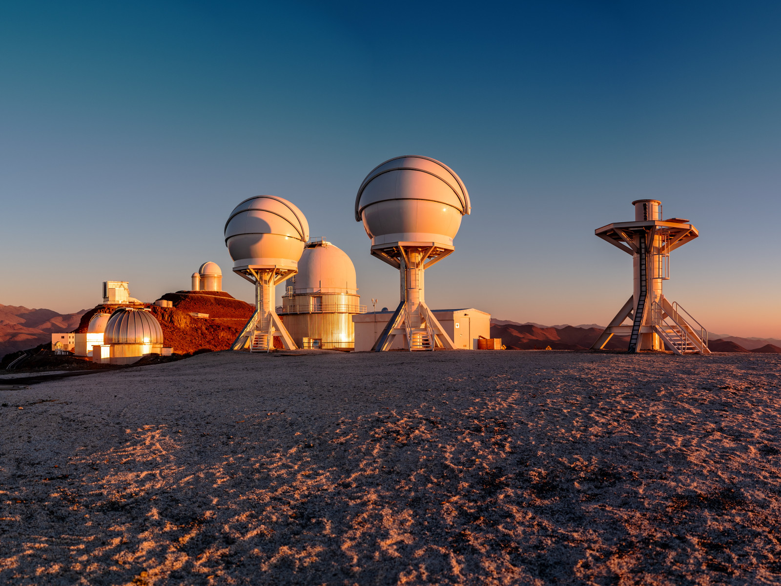 La Silla Observatory from Chilean Atacama Desert wallpaper 1600x1200