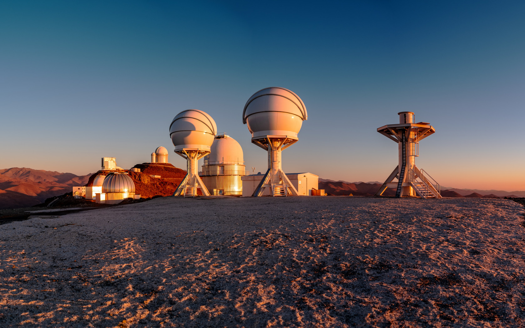La Silla Observatory from Chilean Atacama Desert wallpaper 1680x1050