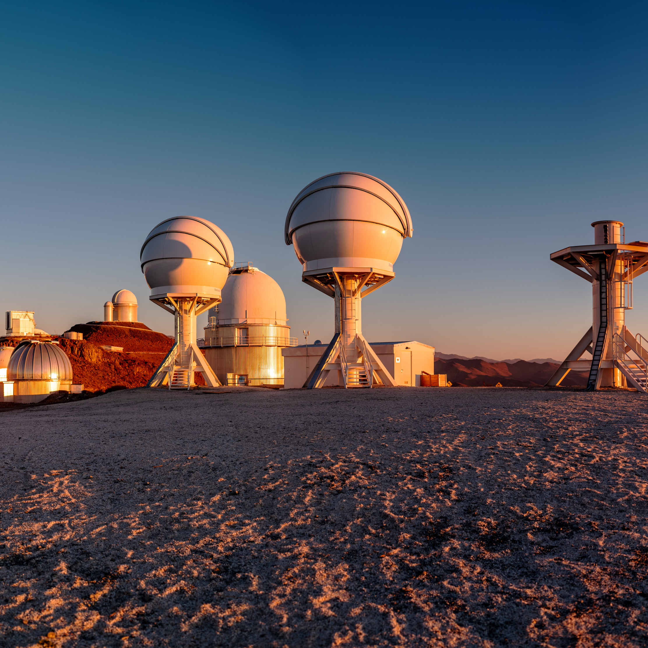 La Silla Observatory from Chilean Atacama Desert wallpaper 2224x2224
